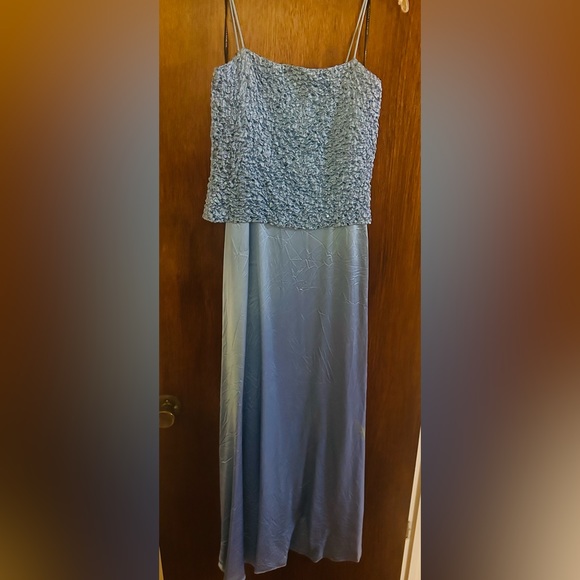 Periwinkle Cinderella gown size 8 Satin with elasticated band top. - Picture 3 of 9